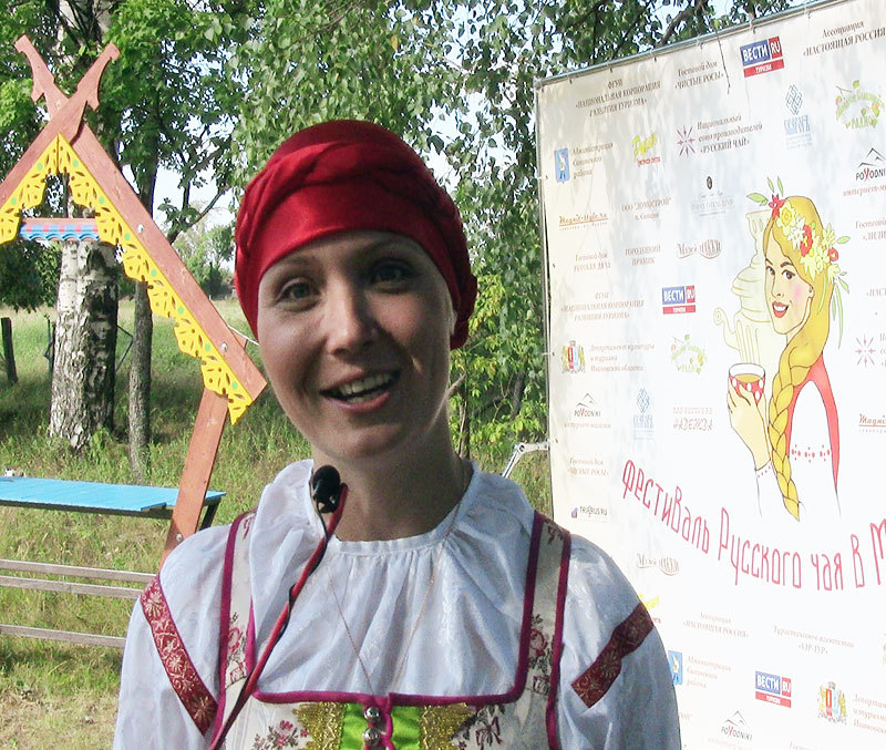 Елена&nbsp;&mdash; ведущая фестиваля.