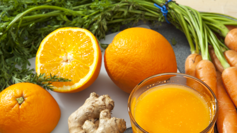 Целительный сок из моркови с добавлением корицы и имбиря