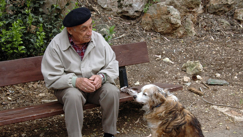 Седой старик у станции метро...
