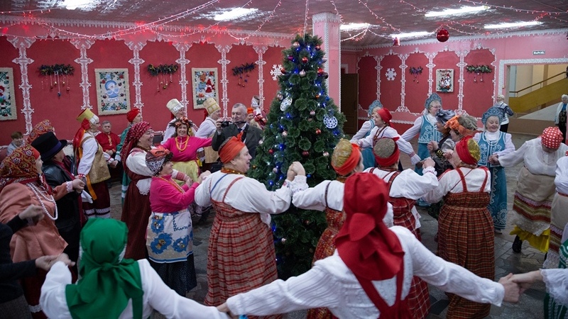 Вдруг прозвучали переборы серебристые