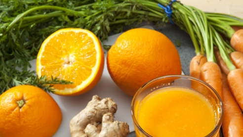 Целительный сок из моркови с добавлением корицы и имбиря